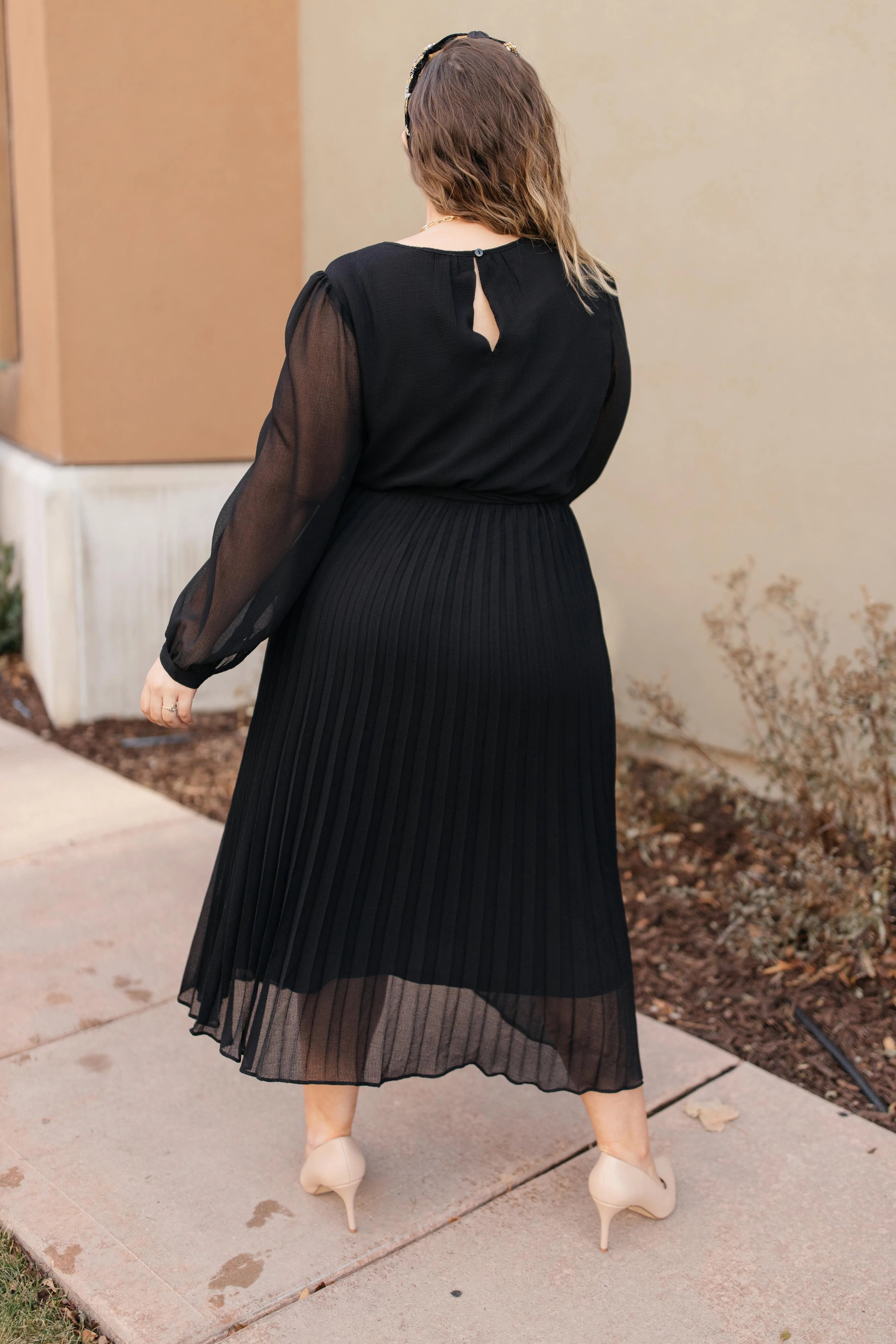 Simple And Pleated Dress in Black