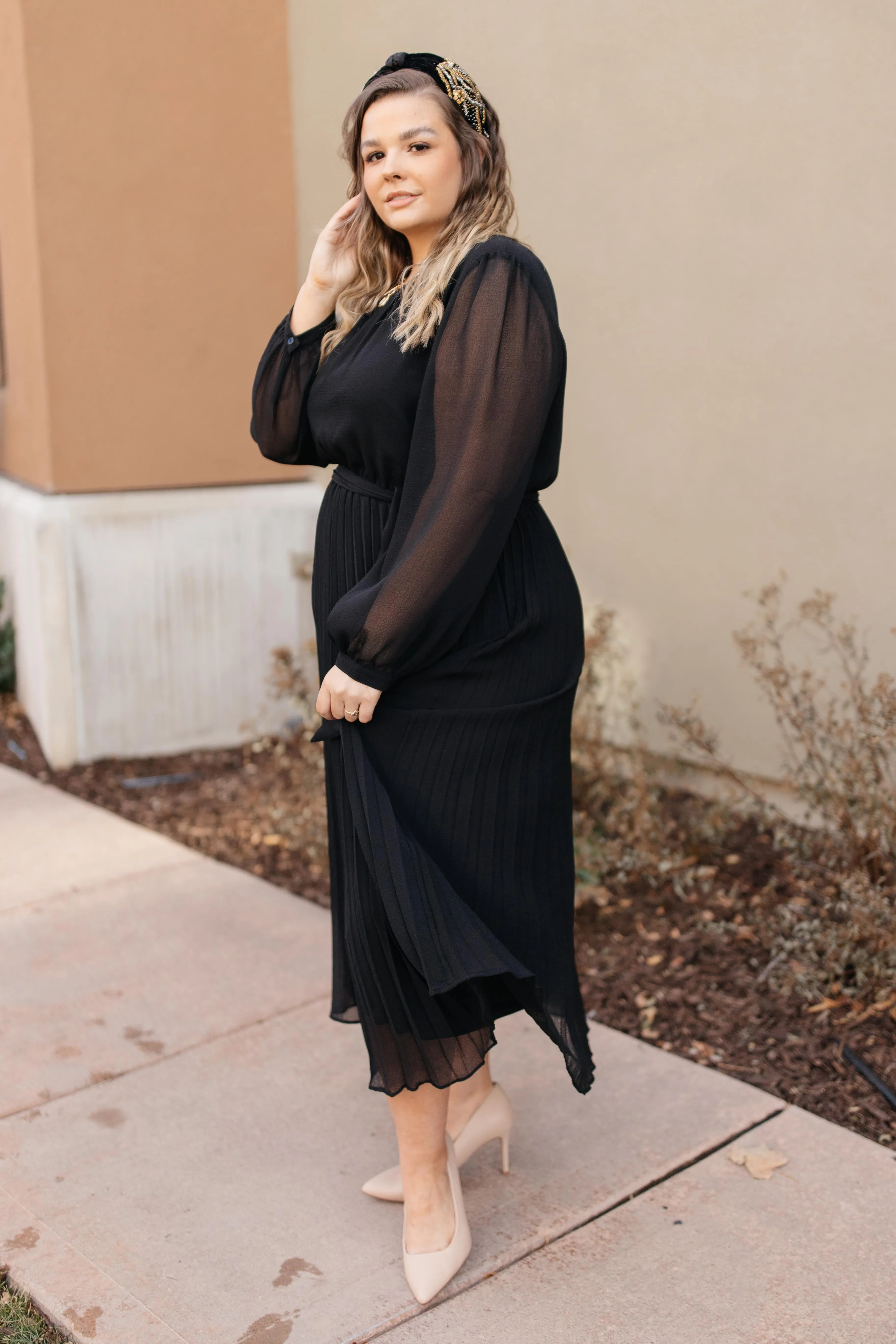 Simple And Pleated Dress in Black