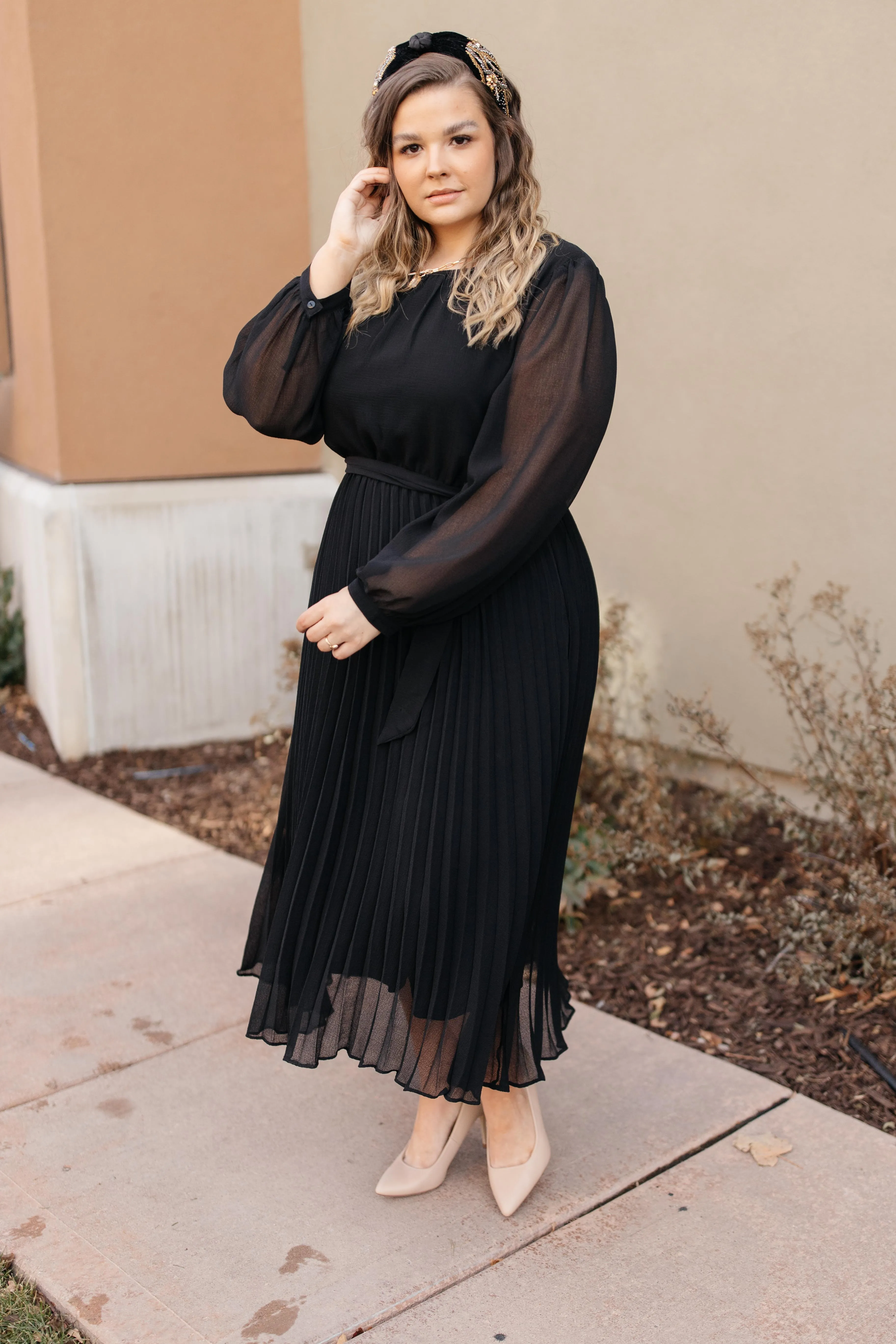 Simple And Pleated Dress in Black