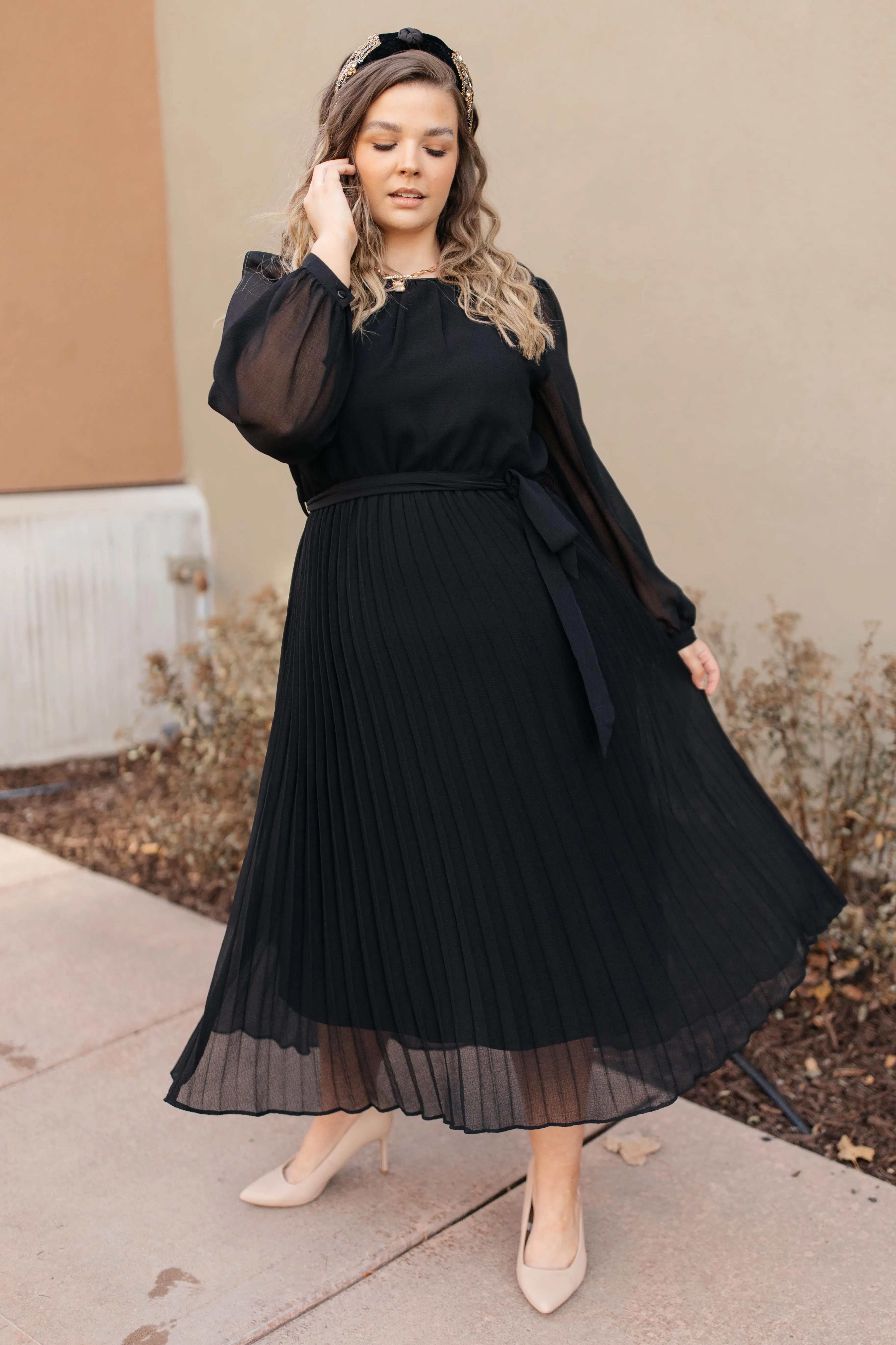 Simple And Pleated Dress in Black