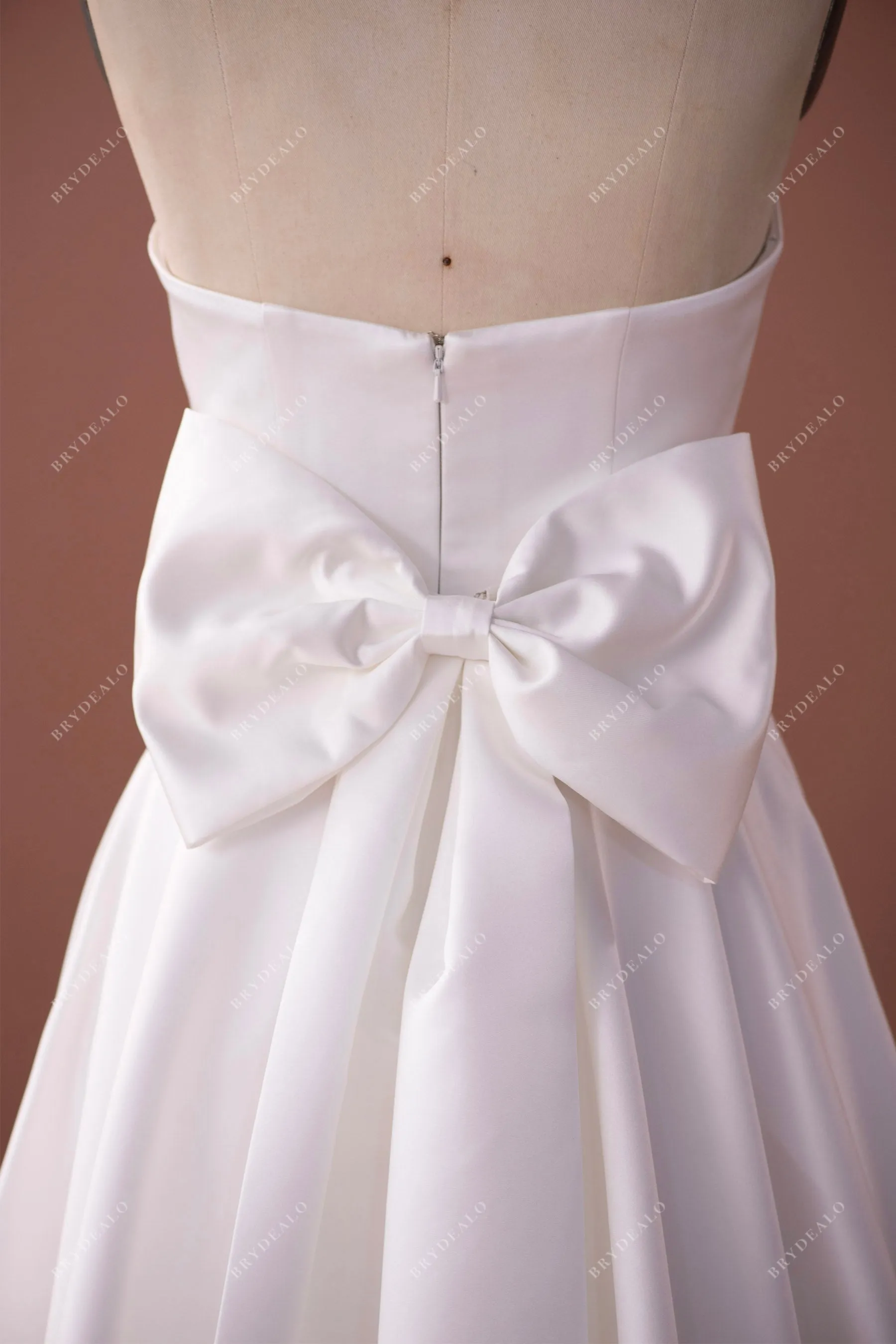 Strapless V-cut Satin Elegant A-line Wedding Dress with Detachable Bowknot