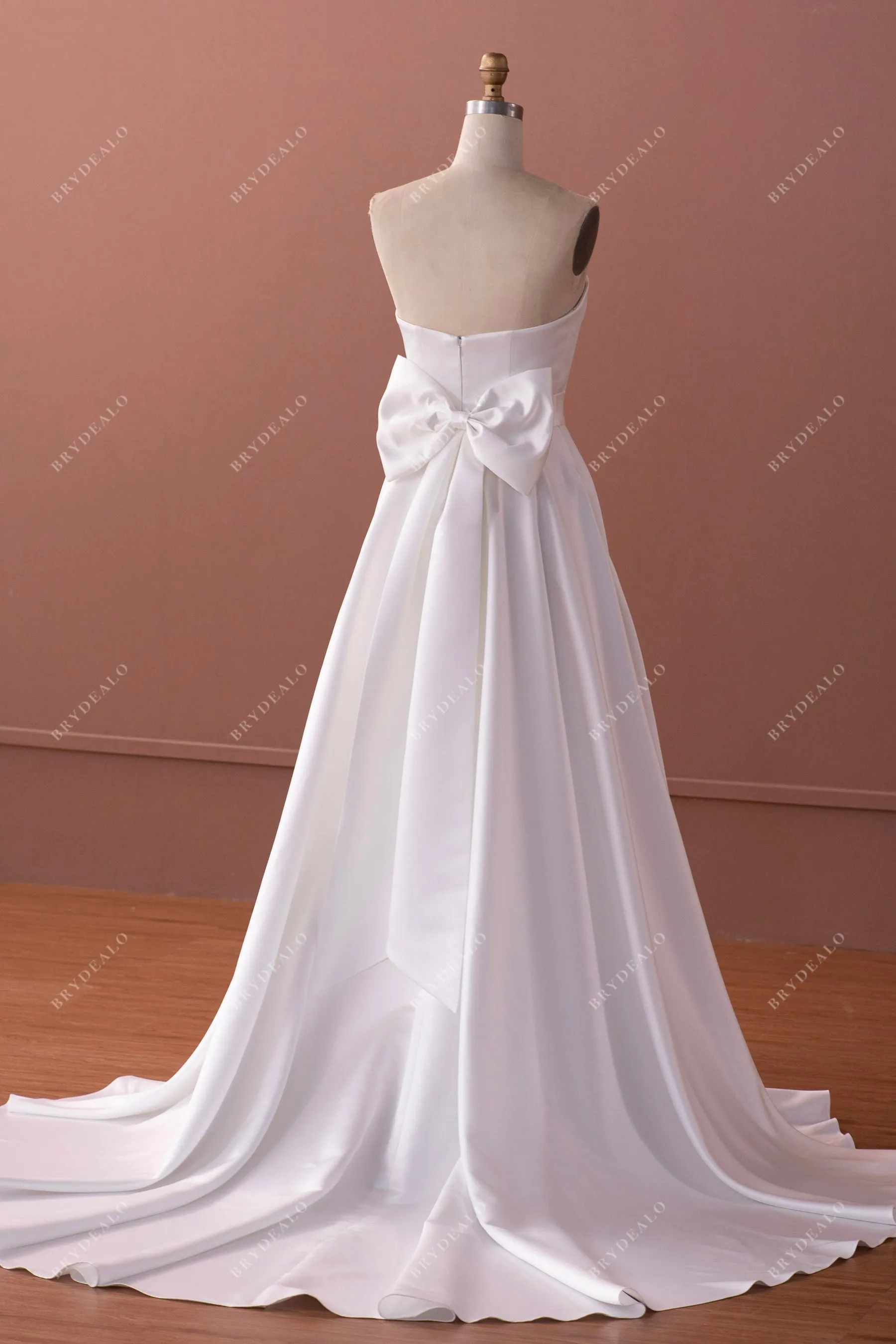 Strapless V-cut Satin Elegant A-line Wedding Dress with Detachable Bowknot