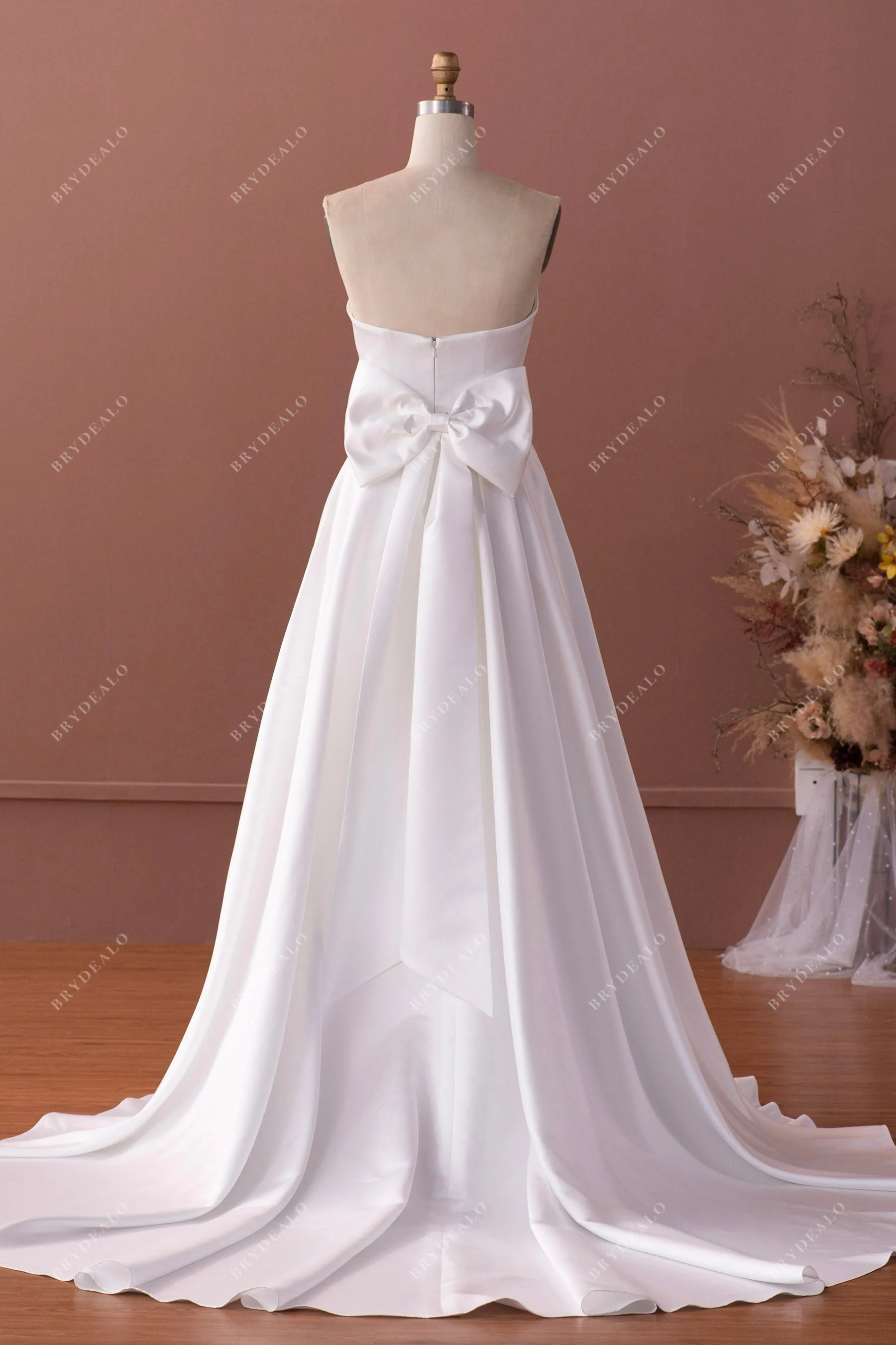 Strapless V-cut Satin Elegant A-line Wedding Dress with Detachable Bowknot